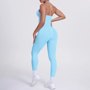 Detail von himmelblauem Halter-Sport-BH und Leggings mit hoher Taille im Set