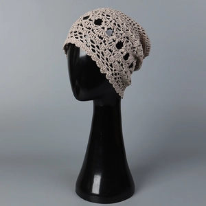Detalle de gorro de ganchillo hecho a mano en lino estilo Mori para mujer en beige