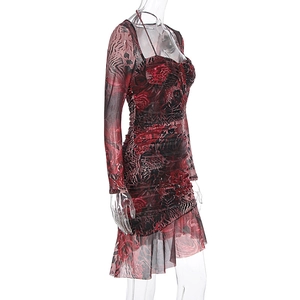 Détail de la robe en maille à imprimé rose et léopard avec fronces et ourlet à volants