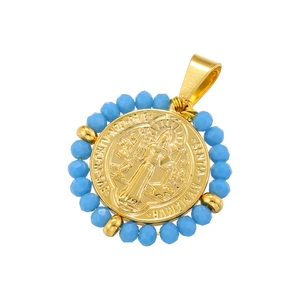 Dettaglio del ciondolo San Benedetto con perle blu e rilievo in metallo dorato