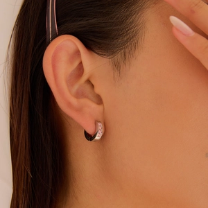 Zilveren roestvrijstalen oorringen met roze zirkoon op het oor voor een strakke look