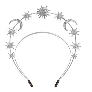 Détail du serre-tête déesse du soleil argenté avec étoiles et lunes serties de strass
