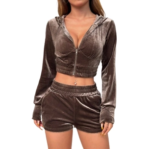 Dunkelbraunes Damen-Velours-Set bestehend aus Kapuzenjacke mit Reißverschluss und Shorts