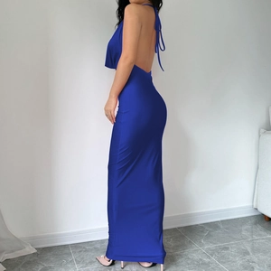 Détail du design dos nu élégant de la robe longue dos nu bleu roi pour femme