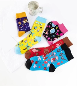 Cinq paires de chaussettes en coton peigné coloré avec des motifs de dessins animés