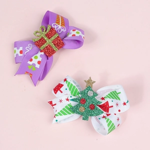 Vue détaillée des barrettes de Noël avec nœuds en ruban et motifs pailletés de sapin