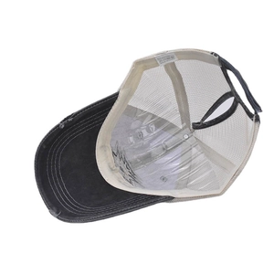 Dettaglio del cappellino da baseball slavato per coda di cavallo con visiera usurata e rete