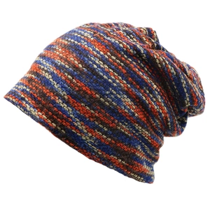 Détail d'un bonnet en tricot rayé multicolore avec doublure polaire chaude à double couche