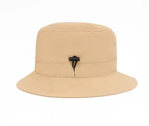 Dettaglio della coulisse regolabile posteriore su un cappello a secchiello kaki parasole