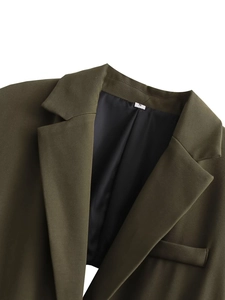 Détail du col et des coutures de l'épaule d'un blazer vert armée en sergé