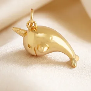 Détail du pendentif narval en laiton poli avec dimensions 20x13mm et anneau