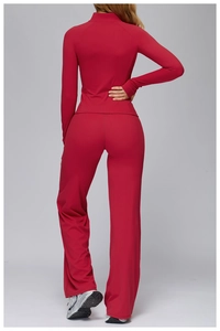 Vue arrière d'une veste de yoga rouge foncé avec fermeture éclair en tissu extensible