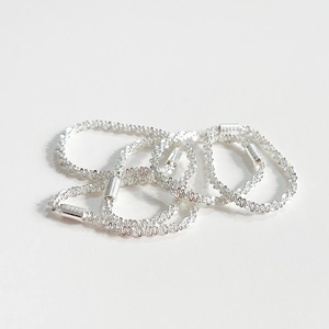 Close-up of S925 sterling silver popcorn chain ring featuring detailed spiral mesh texture