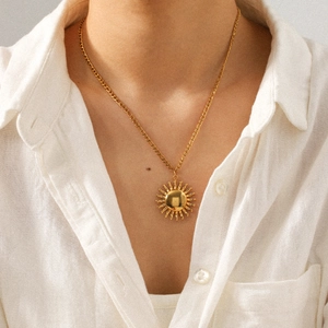Collier pour femme en acier inoxydable doré 18 carats avec pendentif soleil et chaîne Figaro