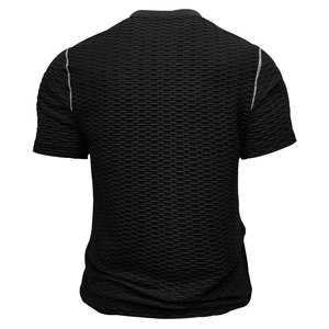 Détail du t-shirt de sport noir avec un tissu respirant à structure en nid d'abeille 3D