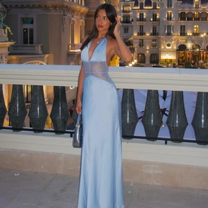 Elegantes hellblaues Satin-Maxikleid mit V-Ausschnitt und Taillen-Spitzenbesatz bei Nacht