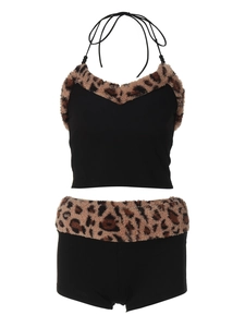 Ensemble deux pièces noir avec top bustier et short orné de bordures peluche léopard