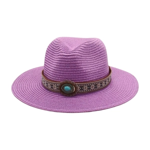 Détail du chapeau en paille tressée violette avec ruban et pierre turquoise décorative