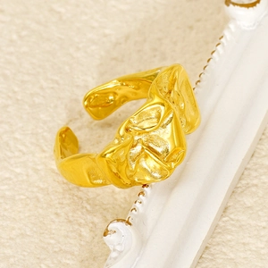 Anello aperto in oro 18k con texture irregolare su cornice a rilievo bianca