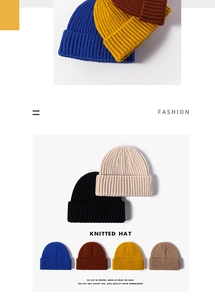 Détail de bonnets en maille de diverses couleurs avec texture côtelée douce et revers