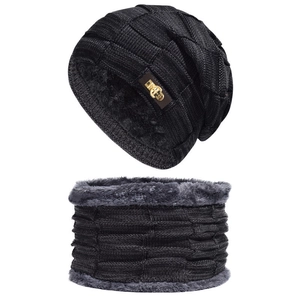 Dettaglio del set cappello e scaldacollo in maglia invernale con fodera in pile e lana