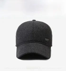Détail d'une casquette d'hiver montrant la texture laineuse et la plaque style sport