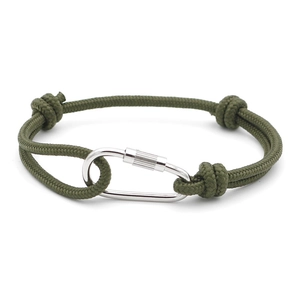 Dettaglio del bracciale in paracord verde militare con moschettone e trama intrecciata
