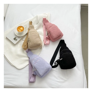 Flachbild von Cord-Gürteltaschen in Beige, Rosa, Lila und Schwarz mit weichem Licht