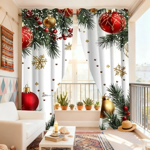 Détail de rideaux de Noël avec branches de sapin, baies rouges et flocons de neige dorés
