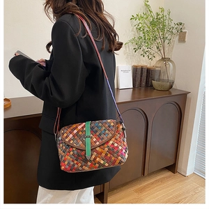 Vue détaillée du sac à bandoulière tissé à la main coloré avec une boucle en métal