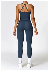 Vue arrière d'un ensemble de yoga bleu foncé avec brassière croisée et leggings taille haute