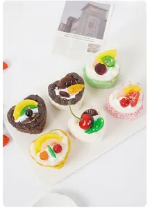 Detailset aus sechs realistischen Herz-Mousse-Kuchen-Kühlschrankmagneten mit Obstbelag