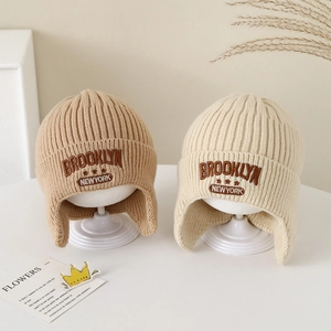 Cappello invernale in maglia per bambini con ricamo Brooklyn e paraorecchie color caldi