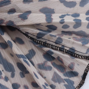 Gonna lunga a pieghe in chiffon con stampa leopardata e dettagli di tessuto