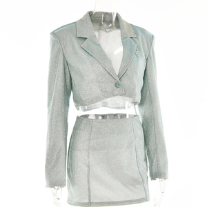 Ensemble blazer court gris argenté scintillant et minijupe taille haute sur un mannequin
