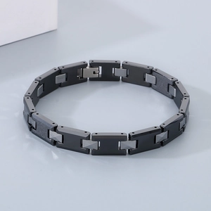 Vue détaillée du bracelet en tungstène noir et gris avec un fermoir à bijoux poli