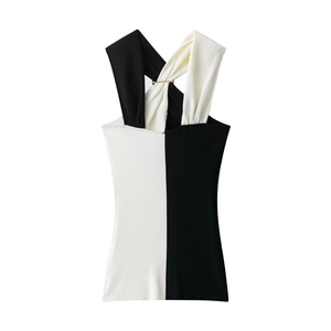 Top a fascia in maglia a contrasto bianco e nero con fibbia in metallo dorato chic