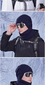 Détails d'un ensemble bonnet en maille épaisse et cache-col avec finitions soignées