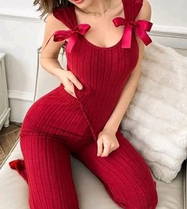 Détail d'un ensemble de pyjama côtelé rouge avec nœuds en satin élégants sur bretelle