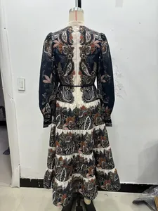 Detail eines Bohème-Stufenrocks mit Vintage-Paisley-Muster und mehrlagigem Saum
