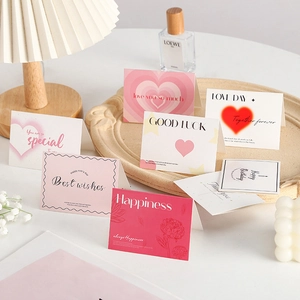 Assortiment de cartes de vœux minimalistes pour anniversaires et amour sur plateau
