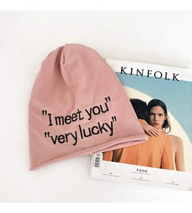 Berretto in maglia rosa con ricamo I meet you e very lucky dalla texture molto soffice