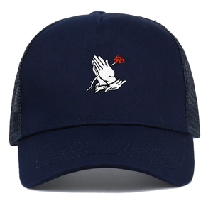 Gorra clásica de rejilla azul marino con bordado de rosa y diseño de manos en oración