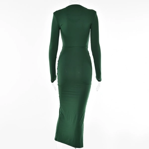 Détail d'une robe longue moulante vert foncé avec dos ajusté et des manches longues