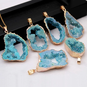 Colgante de geoda de ágata azul cielo natural con borde chapado en oro sobre blanco