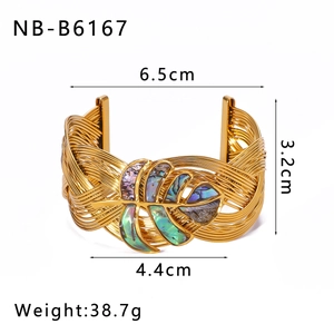 Detalle del brazalete de hoja bañada en oro 18k con nácar iridiscente y medidas