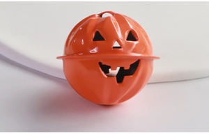Dettaglio di un campanello a zucca arancione in metallo per decorazioni fai-da-te Halloween
