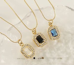 Trois colliers zircon rectangulaires blanc noir bleu plaqués or 18 carats polis