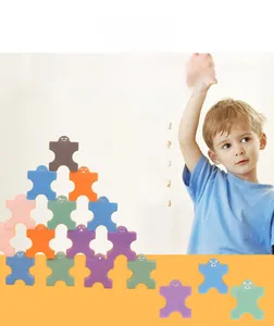 Dettaglio macro di blocchi di equilibrio in silicone colorati con espressioni per l'infanzia
