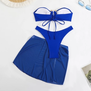 Ensemble bikini trois pièces bleu roi avec haut bustier lacé et paréo en maille